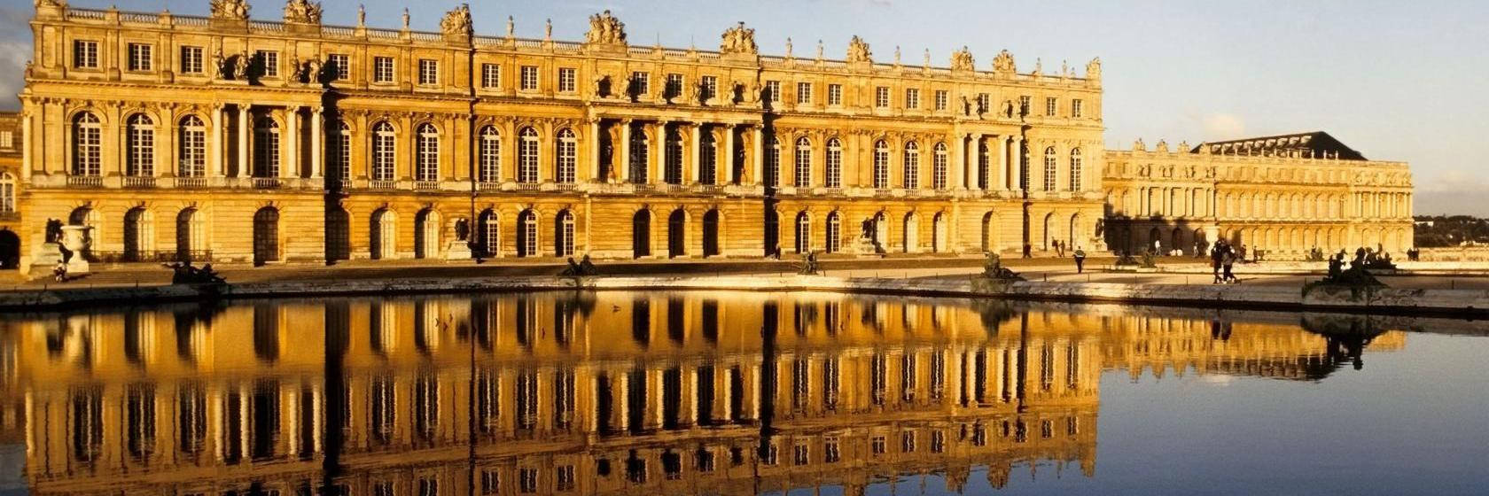 Majestic View Of The Pool Near The Palace Of Versailles Background