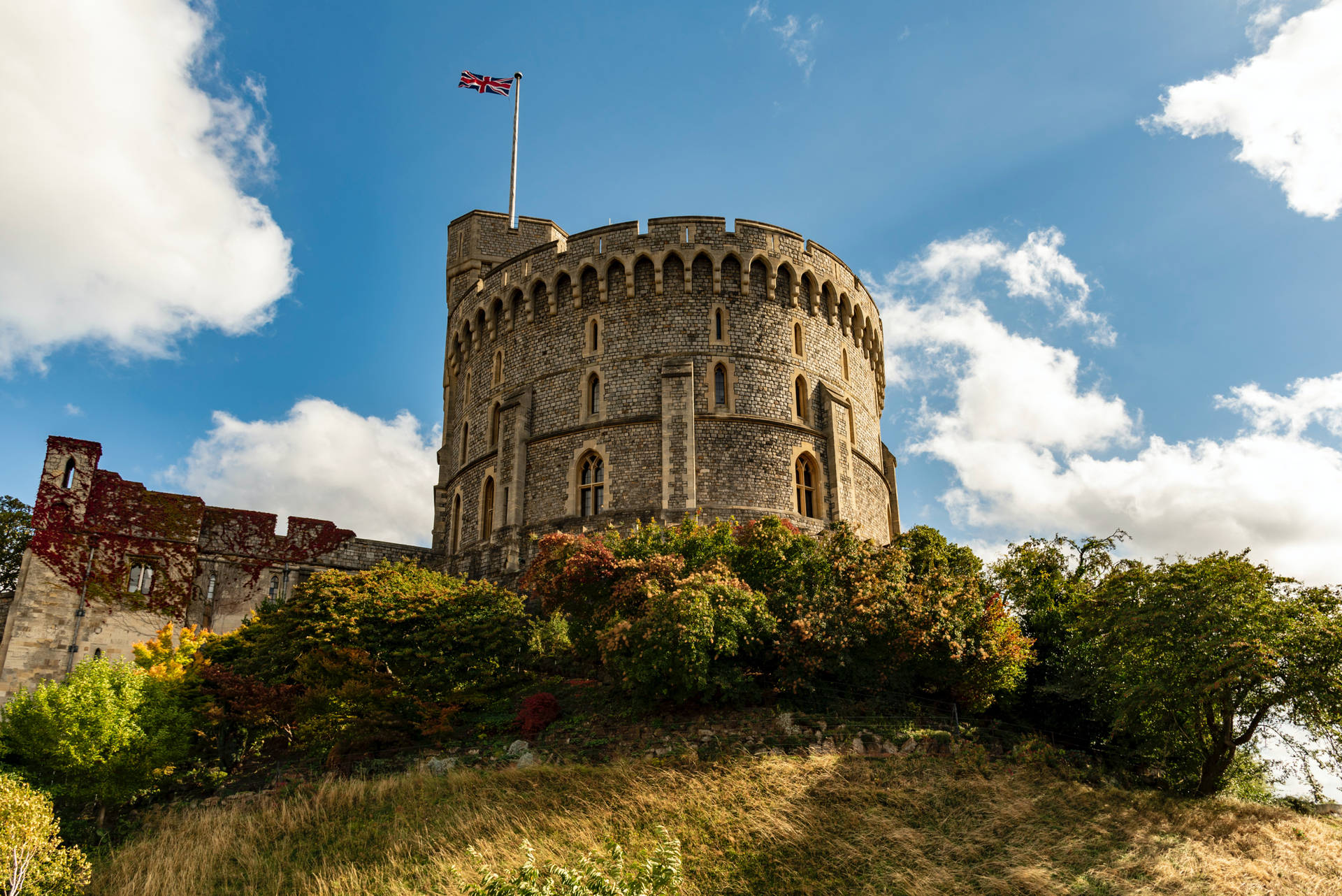 Majestic View Of The Round Tower At Windsor Castle Background