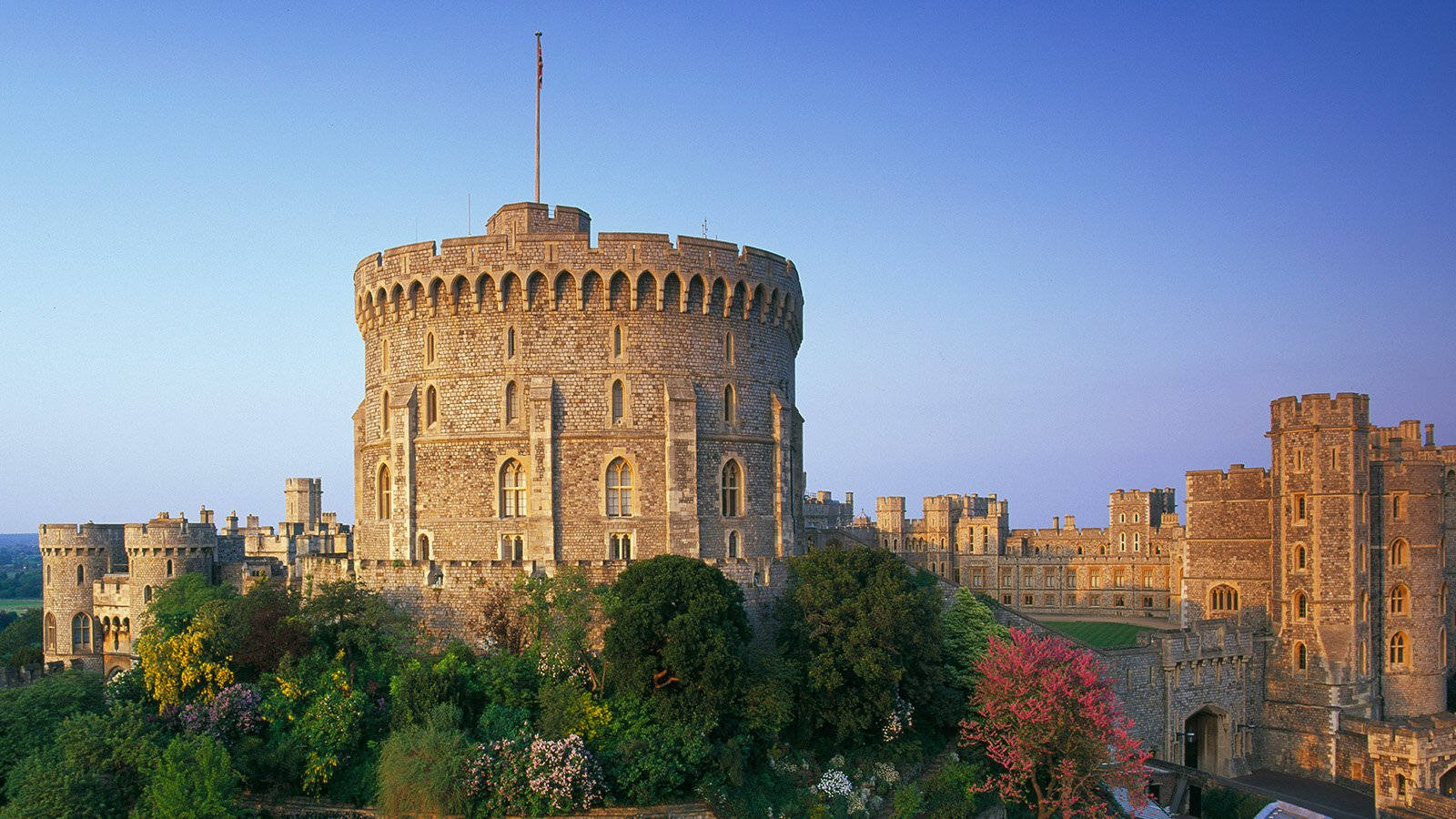 Majestic View Of The Round Tower At Windsor Castle Background