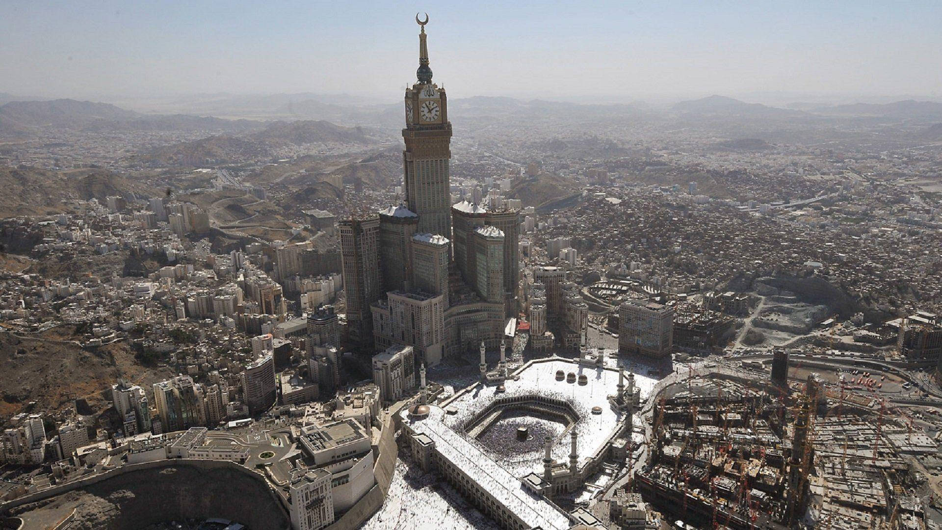 Majestic View Of The Royal Clock Tower In Makkah In High Definition Background