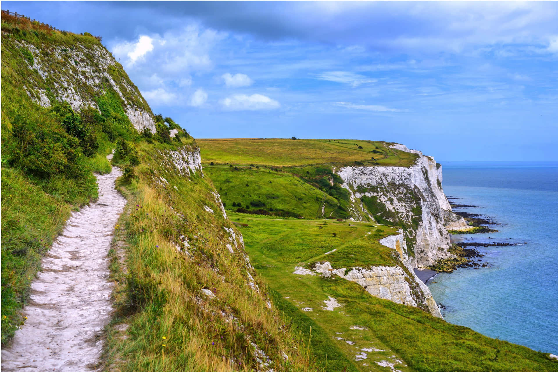 Majestic Walking Trails At The White Cliffs Of Dover