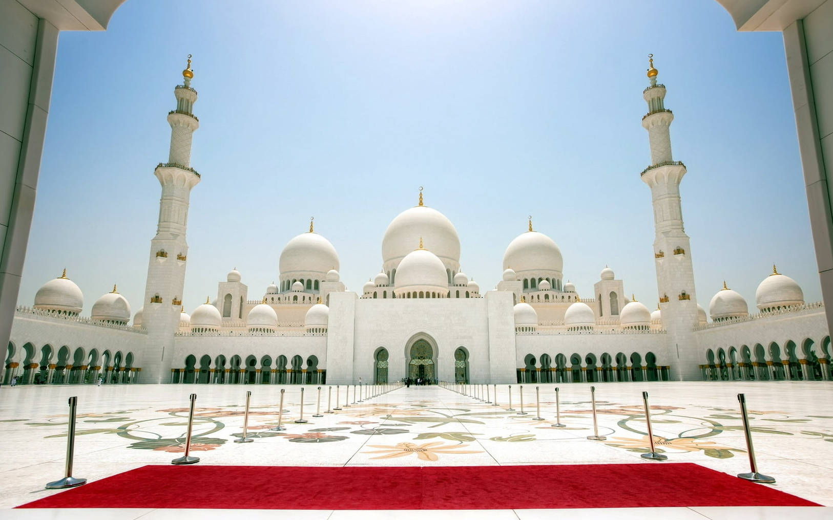 Majestic White Grand Mosque In The United Arab Emirates Background