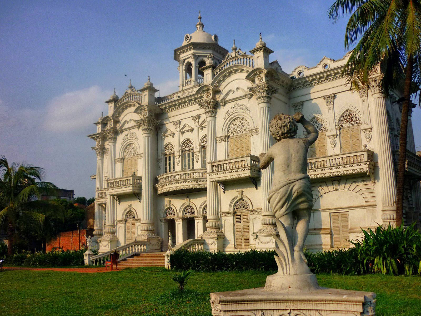 Majestic White Palace In Dhaka, Bangladesh Background