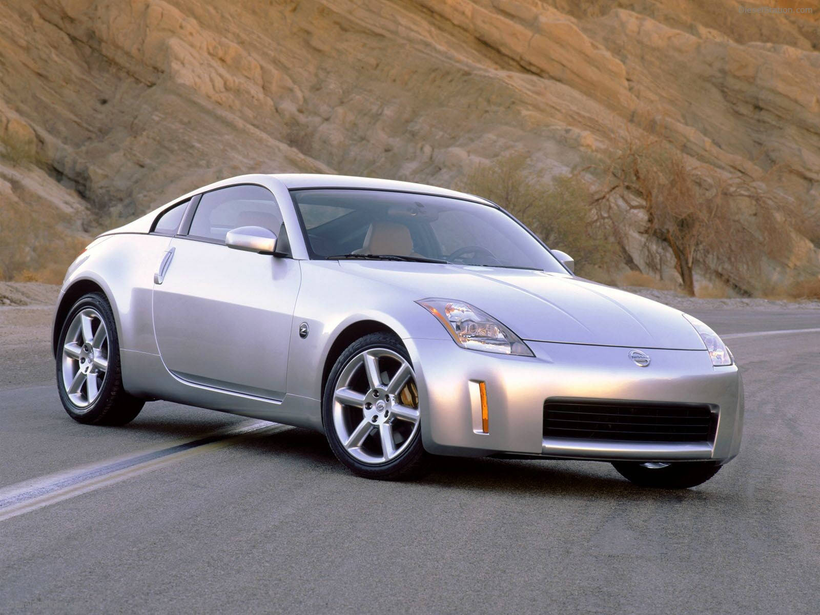 Make A Bold Statement With The Nissan 350z And Its Advanced Design.