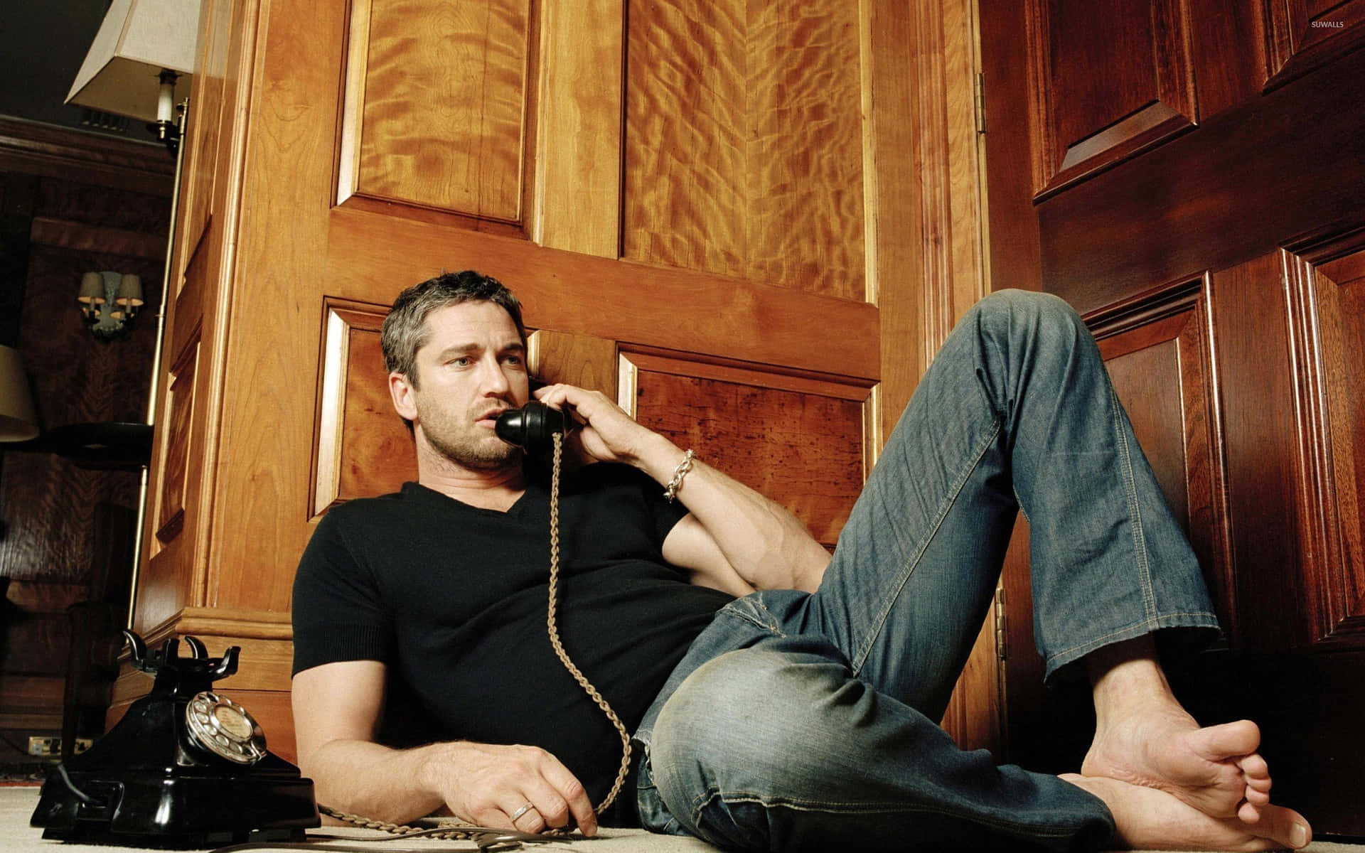 Male Actor Gerard Butler Calling In Bare Feet Background