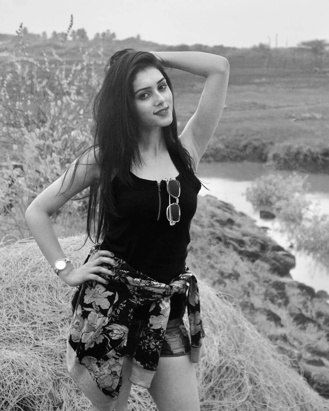 Mallika Singh Outdoor Pose Background