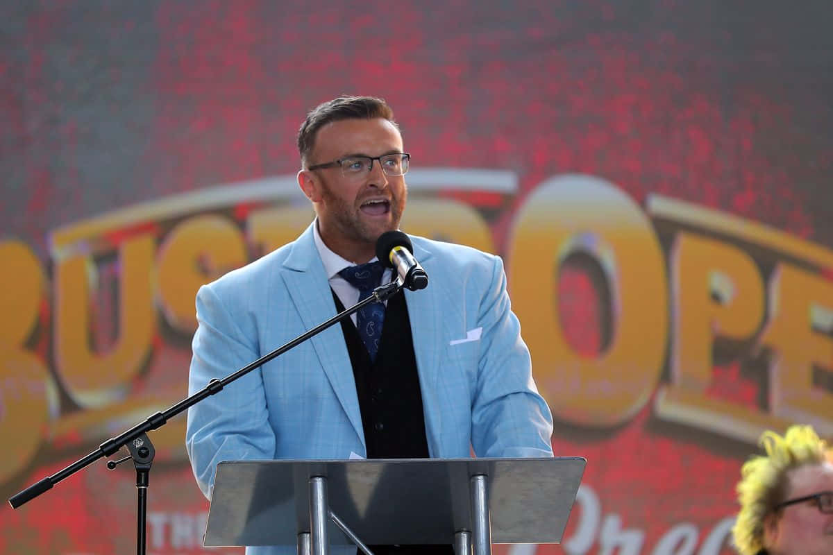 Man Speakingat Podium