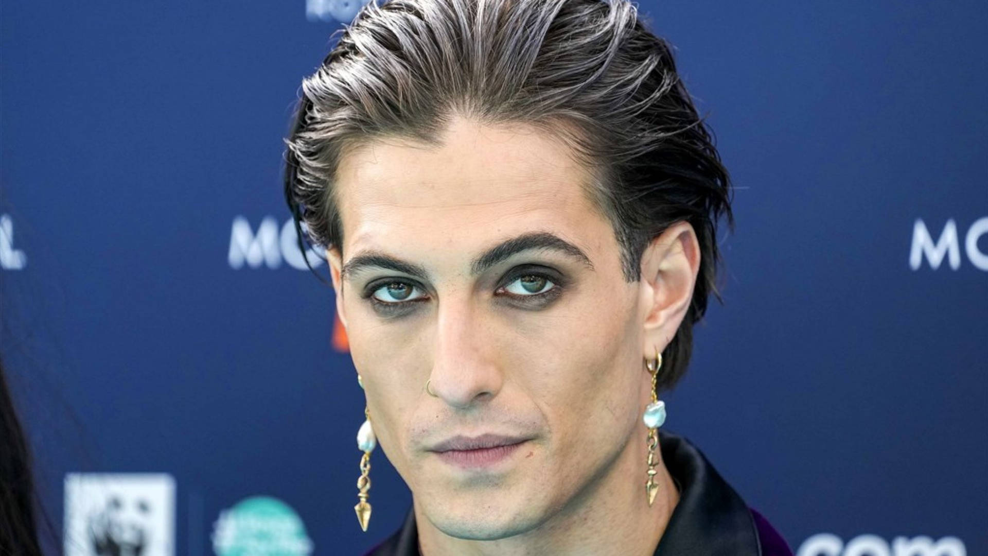 Maneskin Vocalist Damiano With Dangling Earring Background