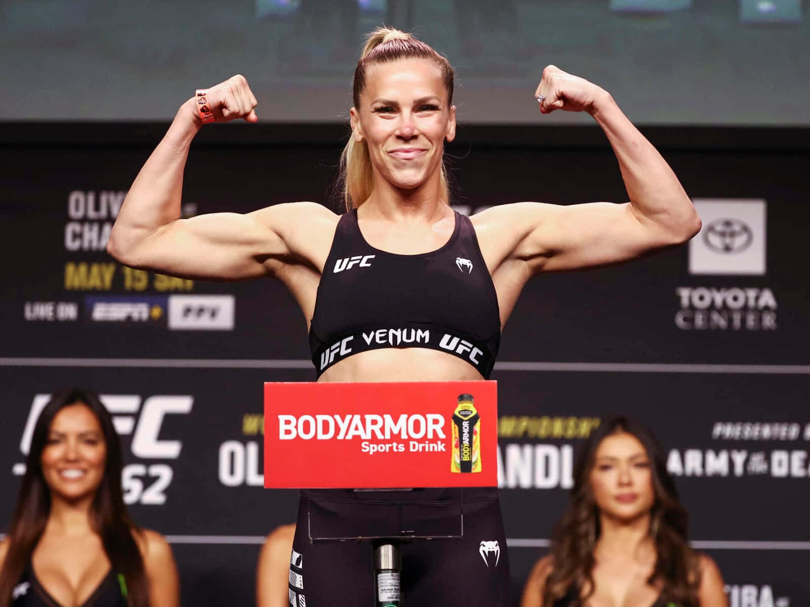 Manon Fiorot Flexing Background