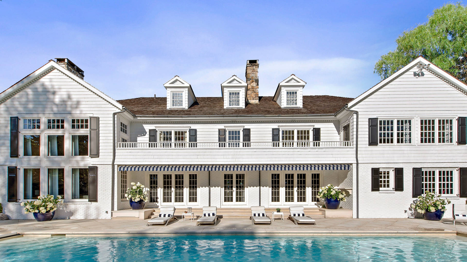 Mansion Pool In Greenwich Ct Background