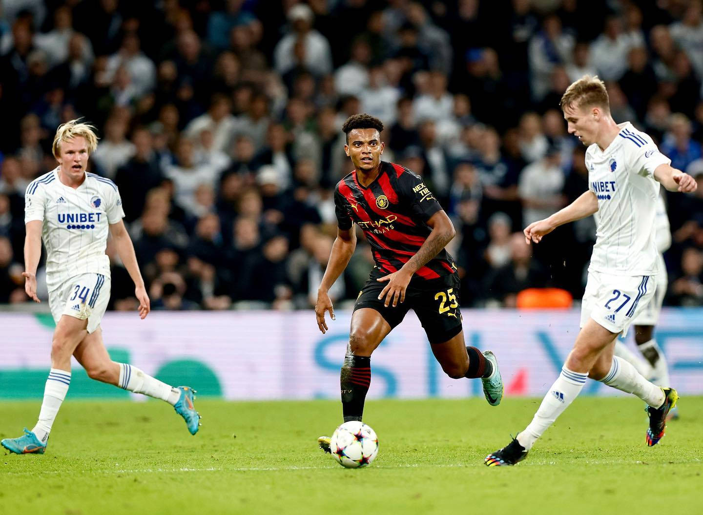 Manuel Akanji In Black And Red