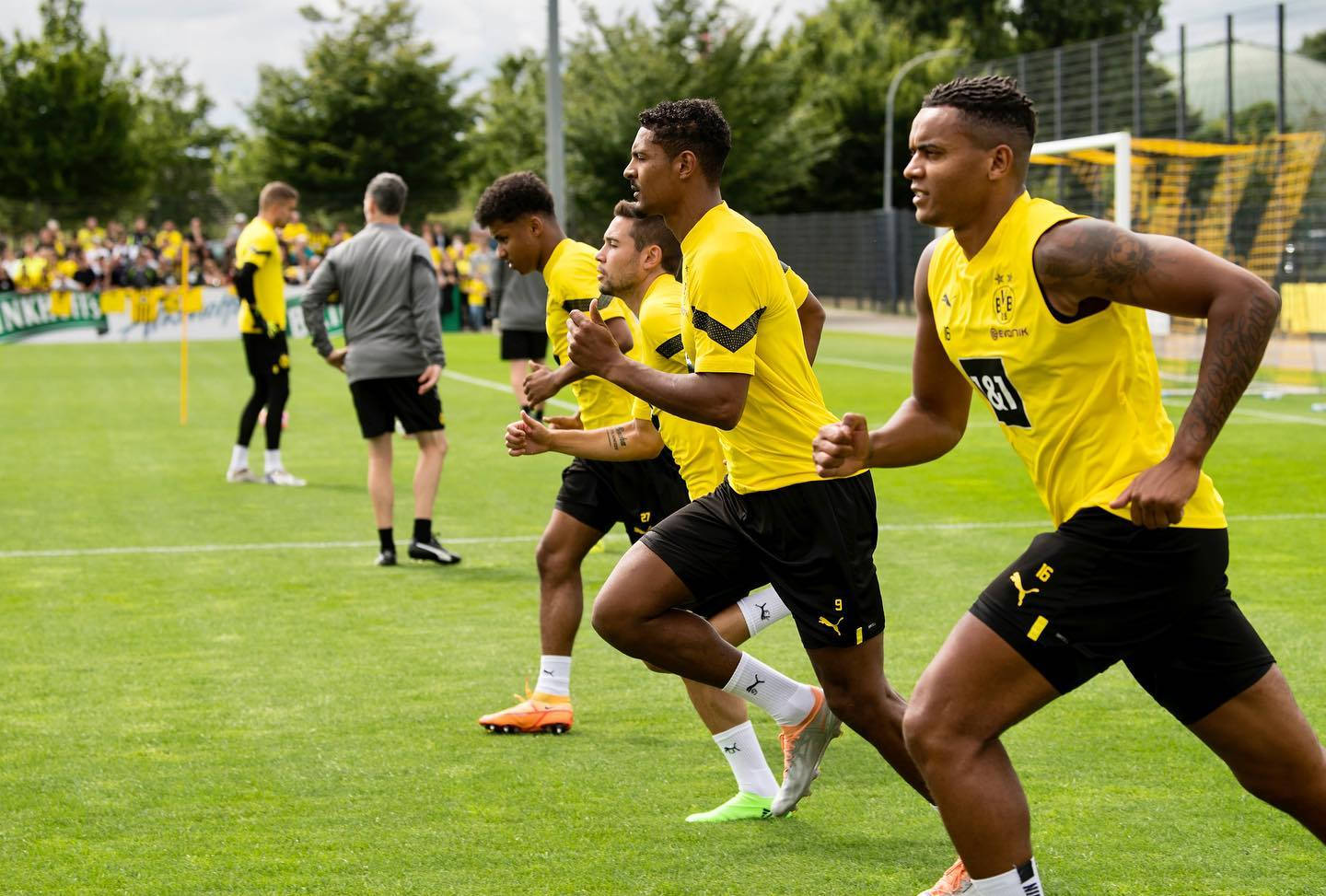 Manuel Akanji Training With Teammates Background