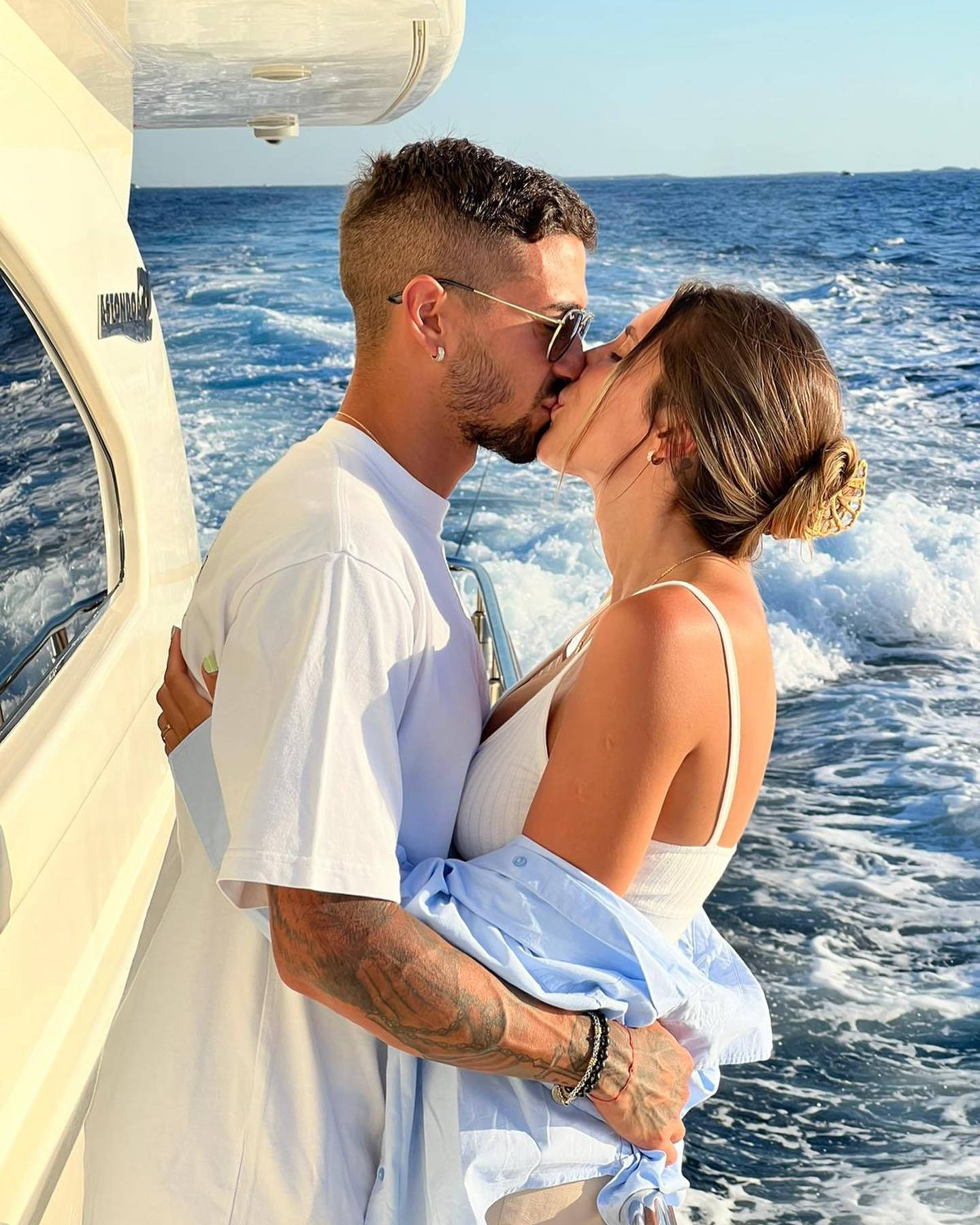 Manuel Lanzini And Wife Yacht Kiss Background