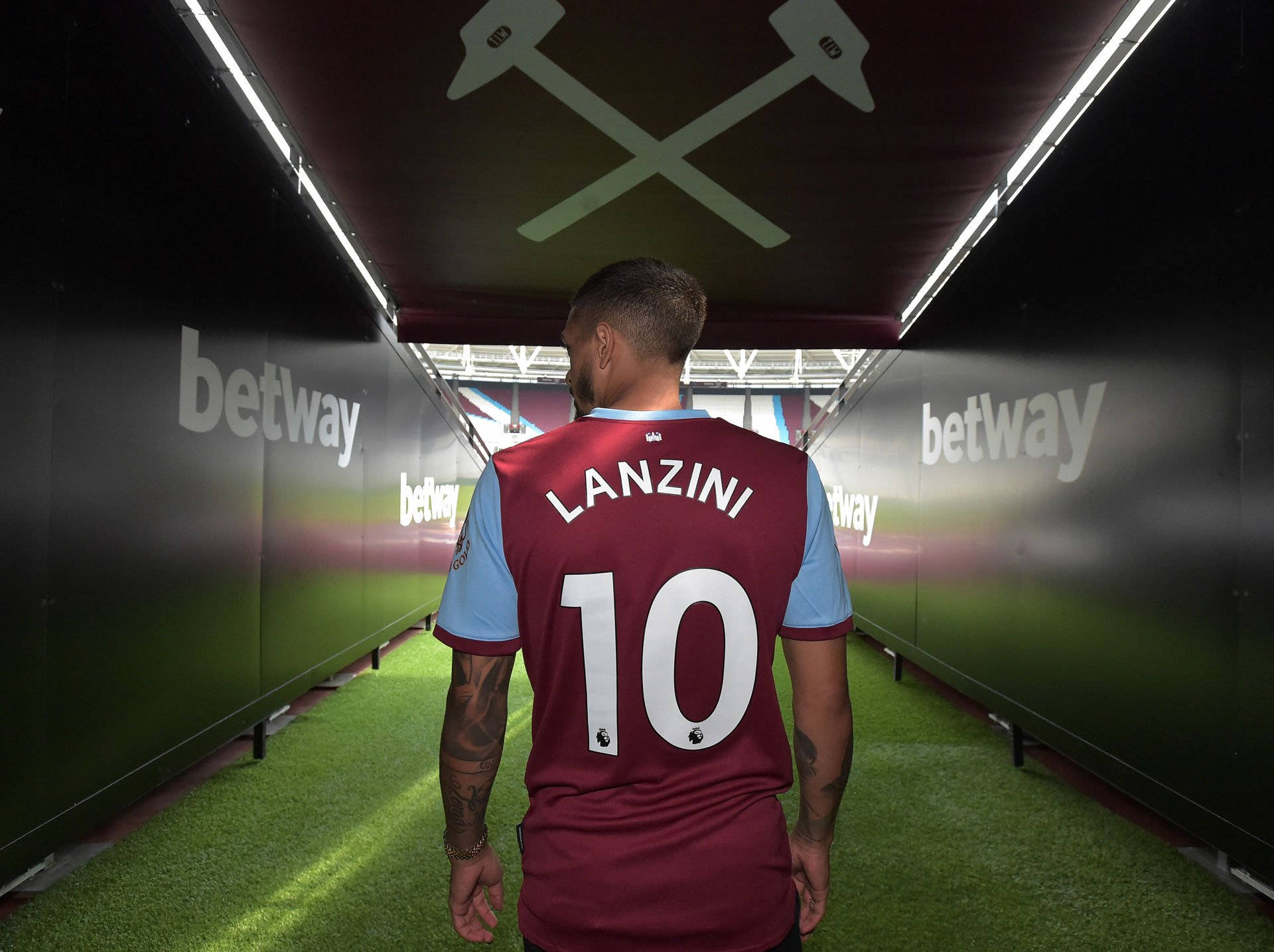 Manuel Lanzini At Players Tunnel Background