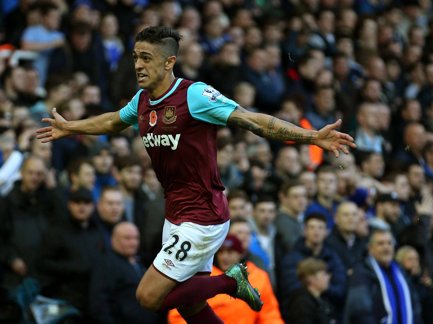 Manuel Lanzini Celebratory Run Background