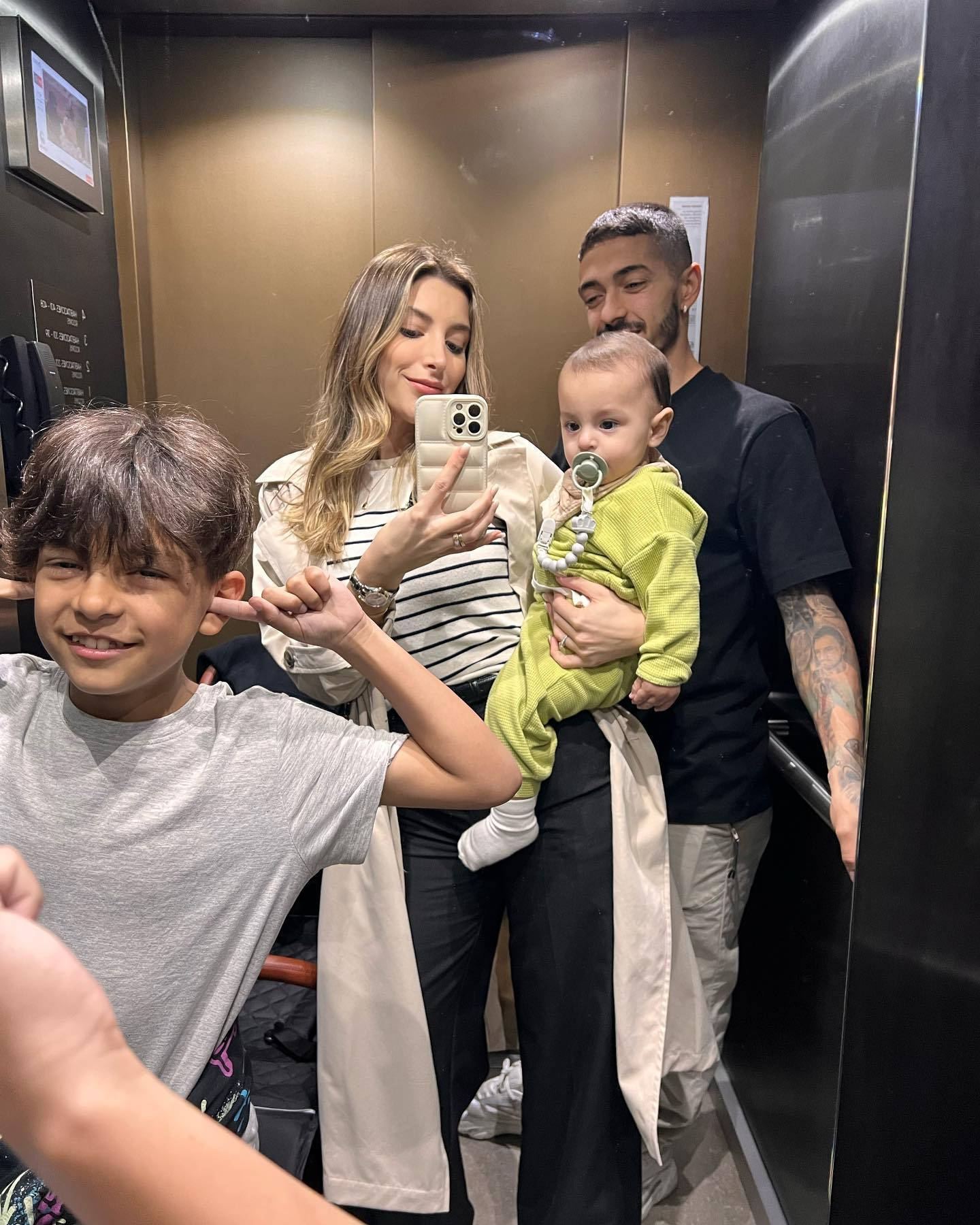 Manuel Lanzini Elevator Selfie Background