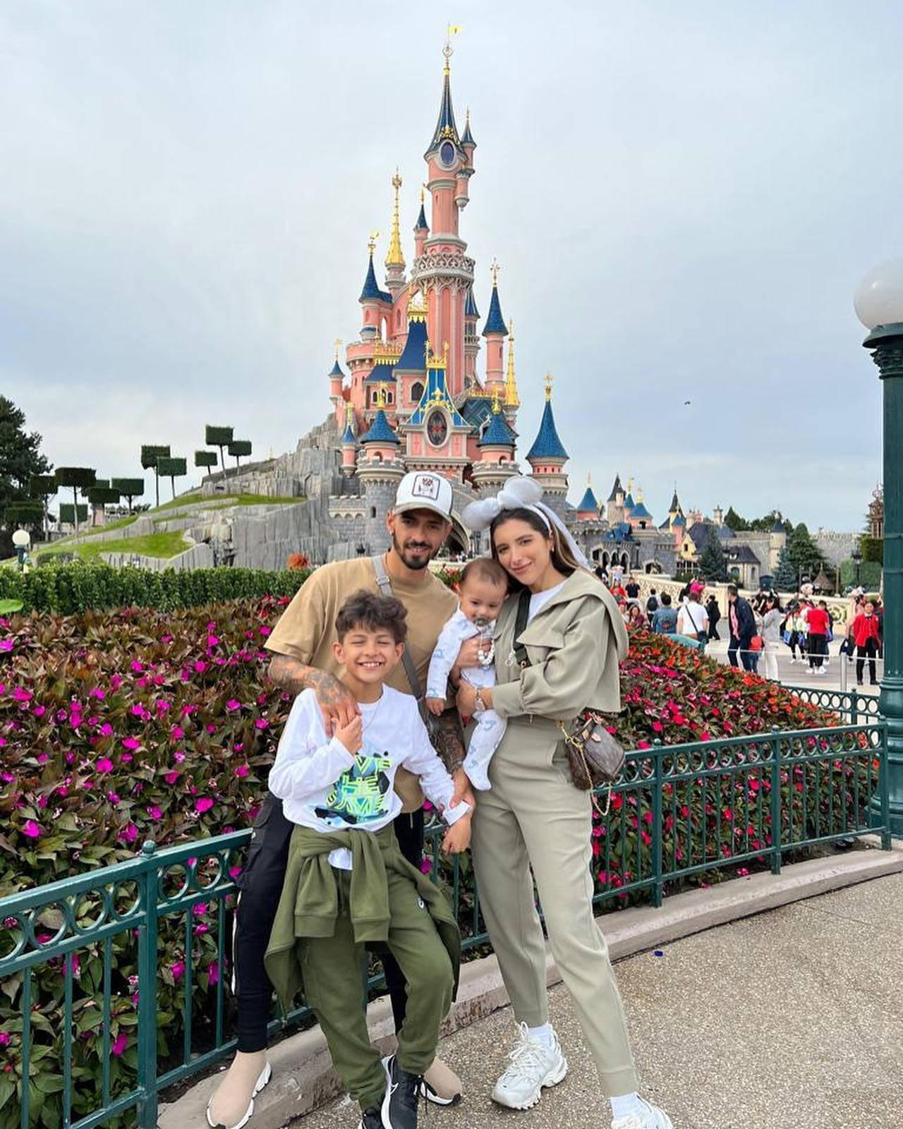 Manuel Lanzini Enjoying A Family Vacation In Disneyland