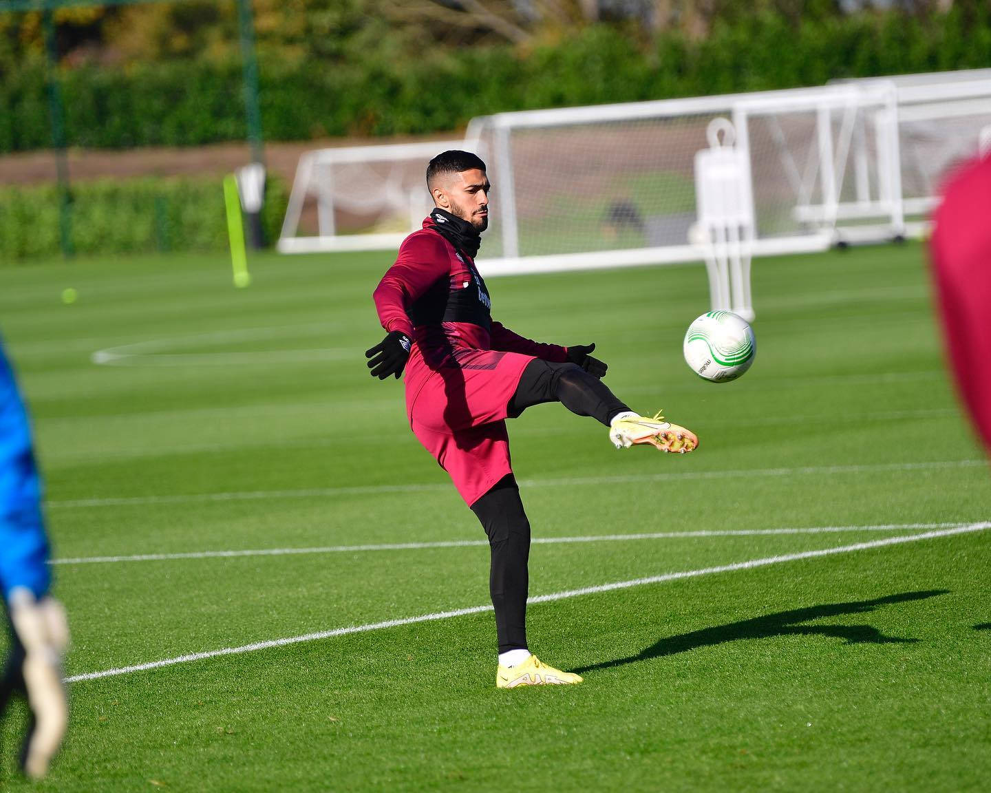 Manuel Lanzini Mid-air Kick Background