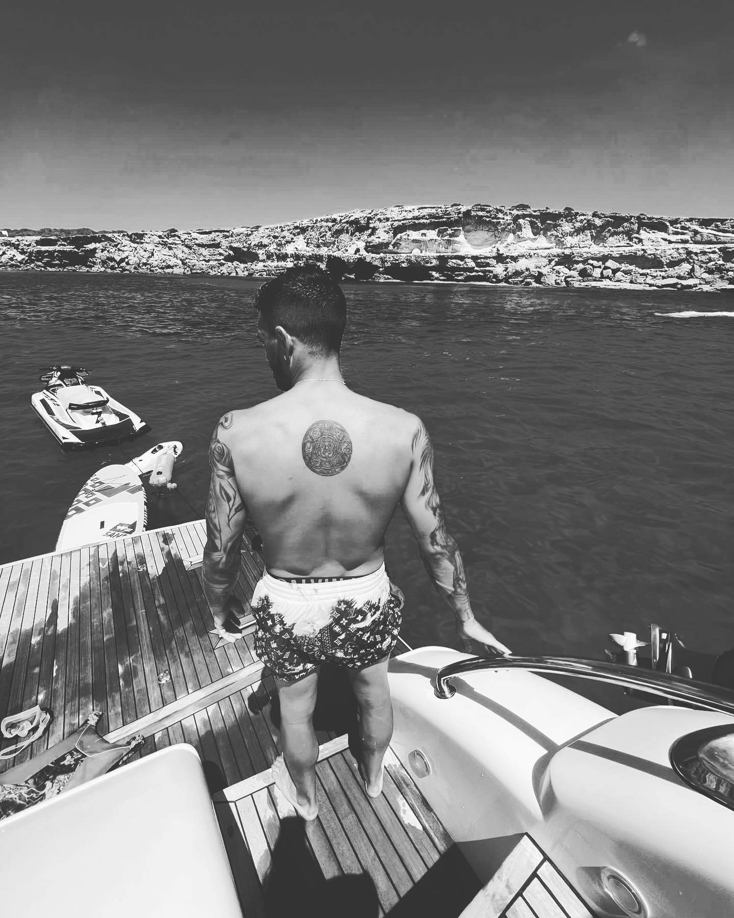 Manuel Lanzini On Yacht Bw Background