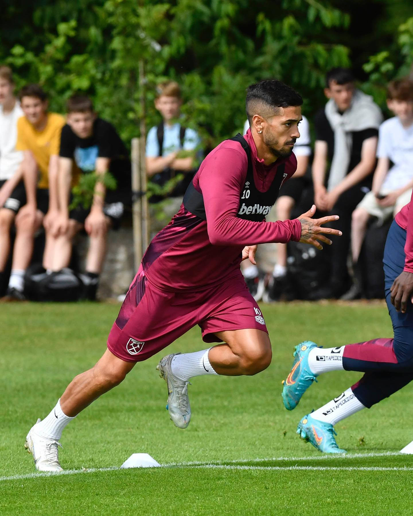 Manuel Lanzini Running On Field Background