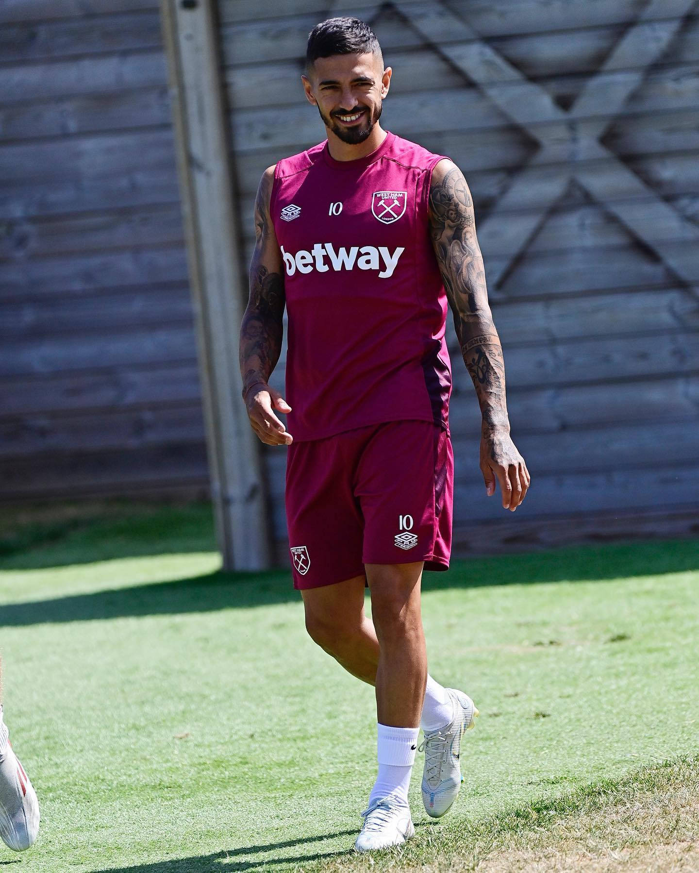 Manuel Lanzini Smiling Background