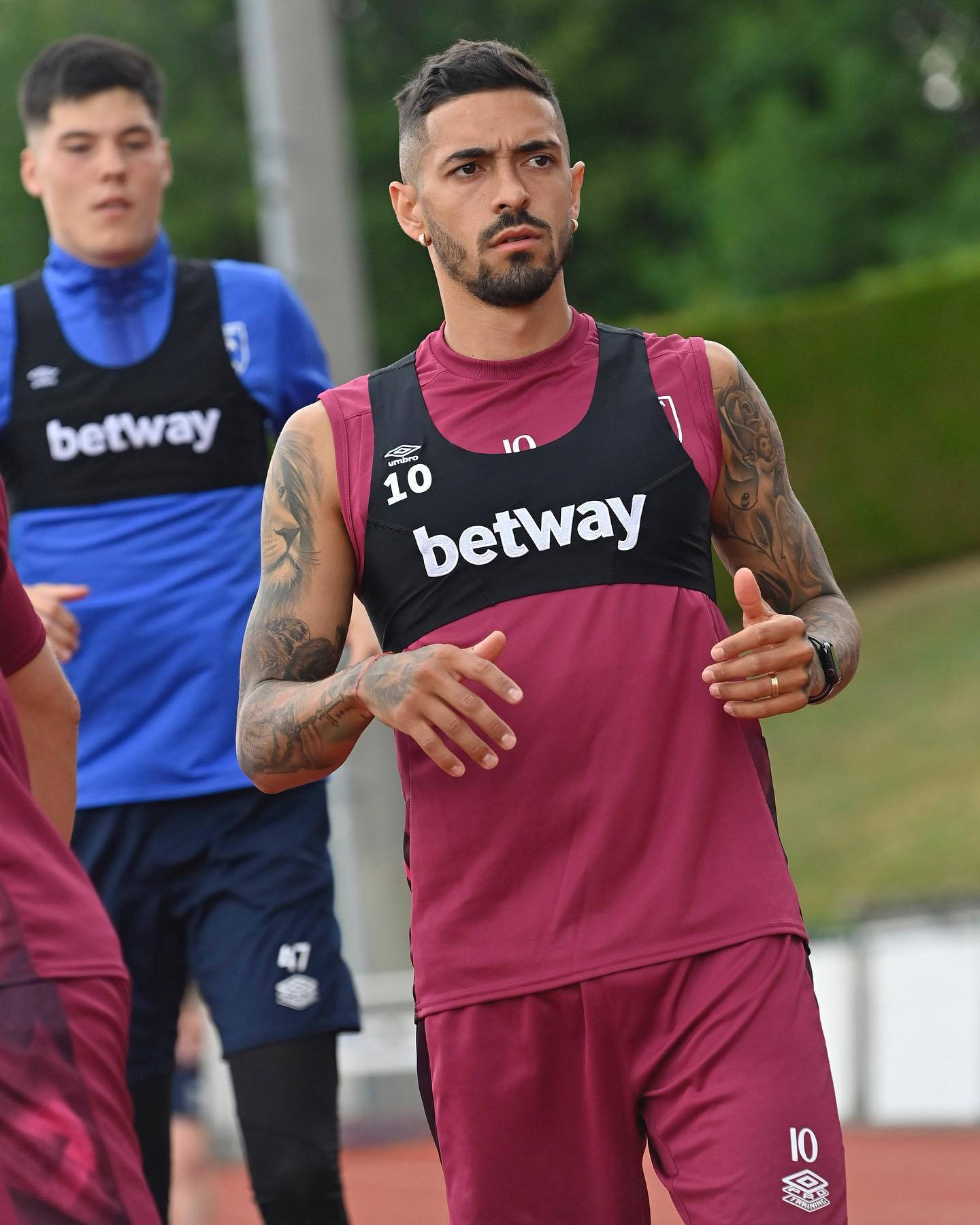 Manuel Lanzini Wearing Training Bib Background