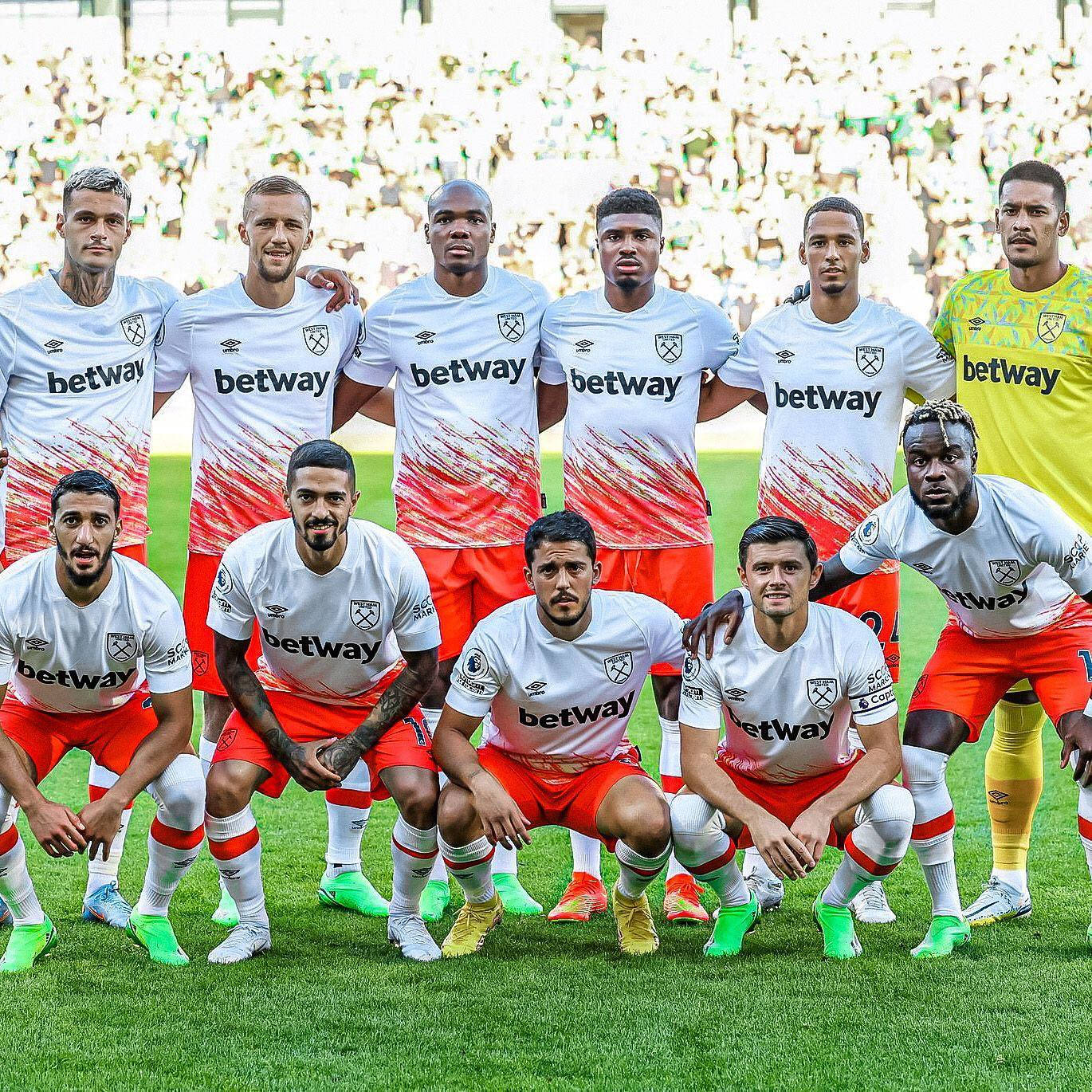 Manuel Lanzini West Ham Team Photo Background