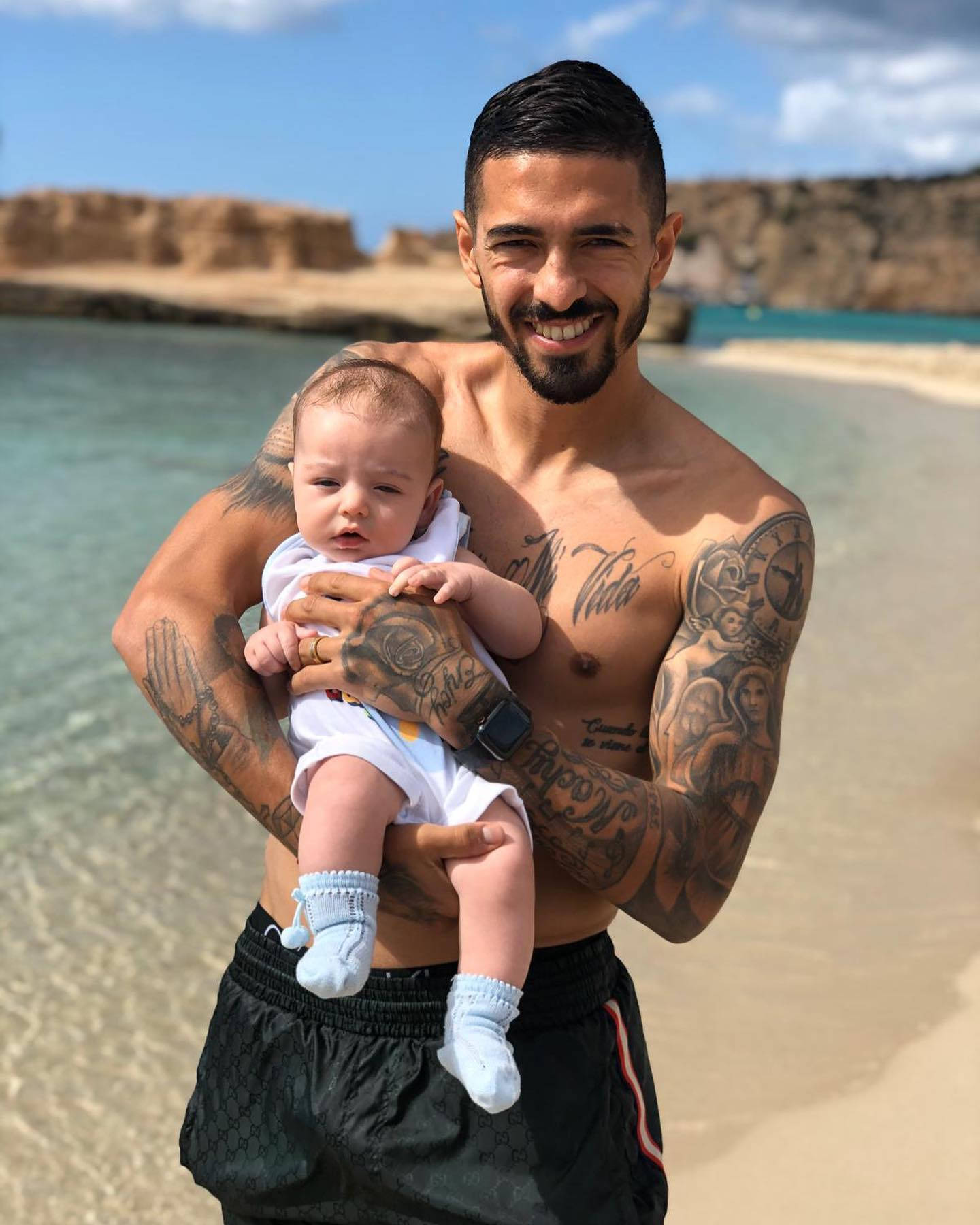 Manuel Lanzini With Baby At Beach Background