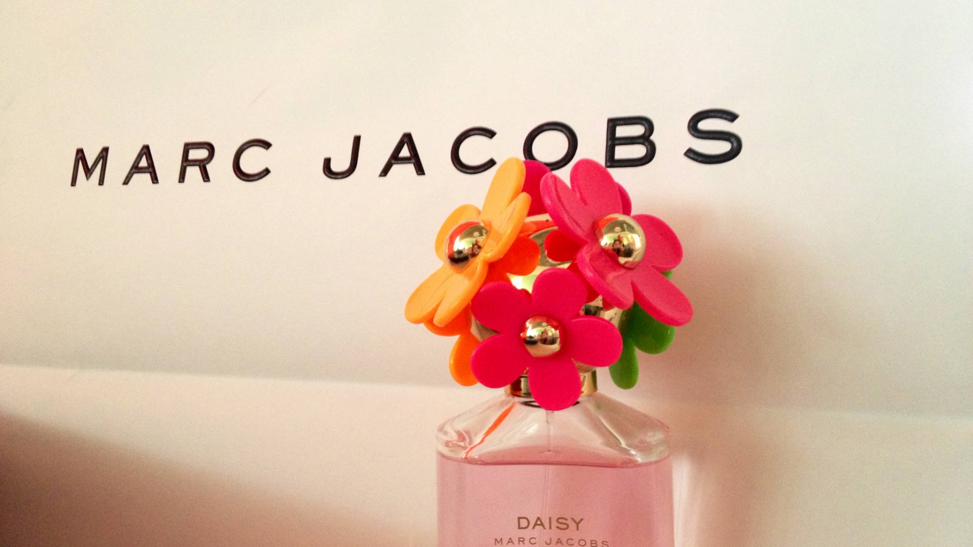 Marc Jacobs Daisy Fresh Perfume Background