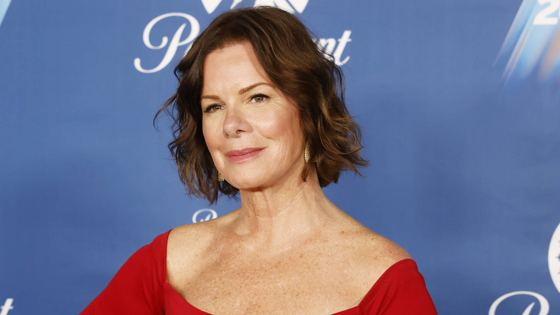 Marcia Gay Harden Showcases Elegant Short Hairstyle Background