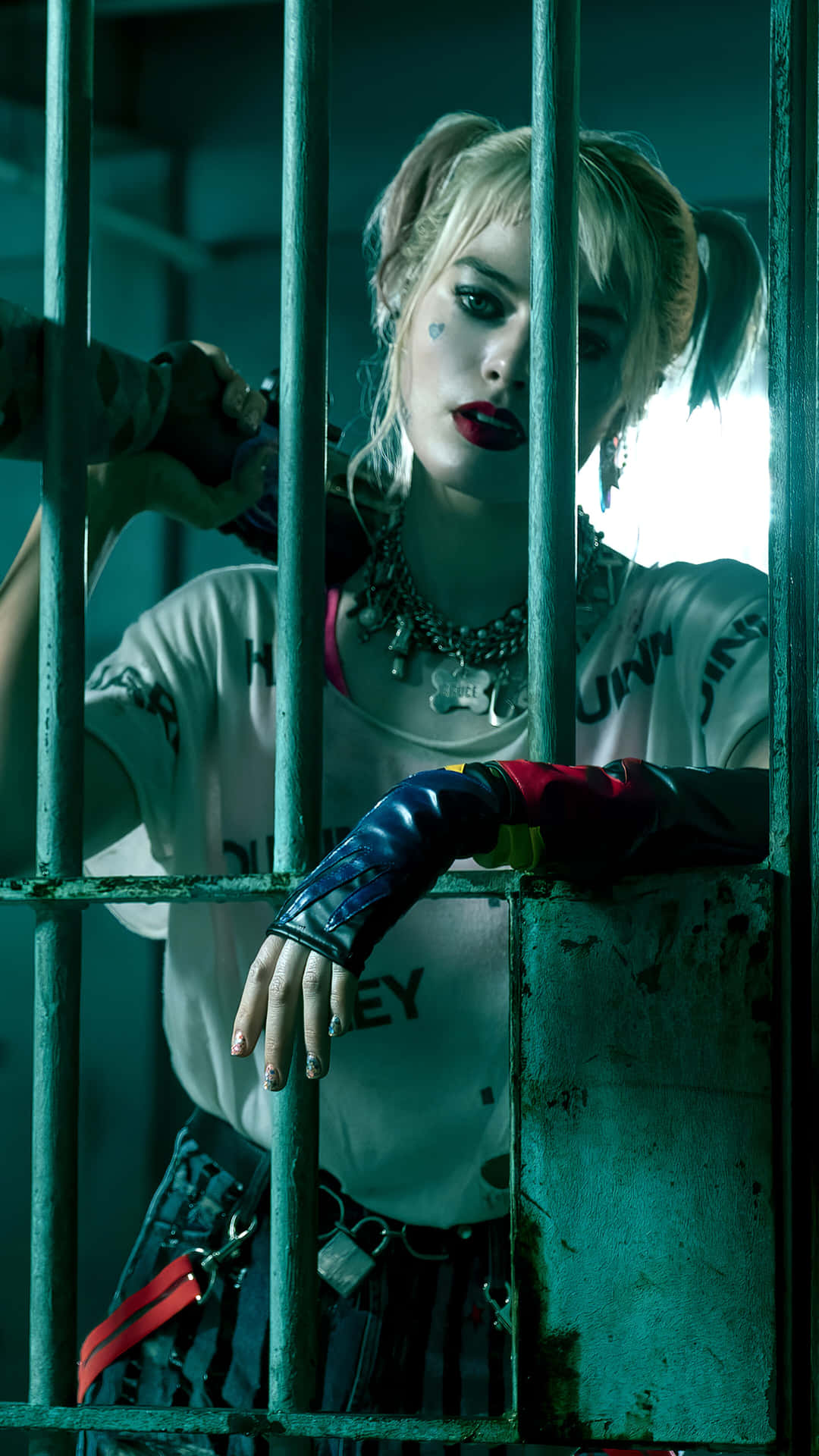 Margot Robbie Harley Quinn In Prison Background