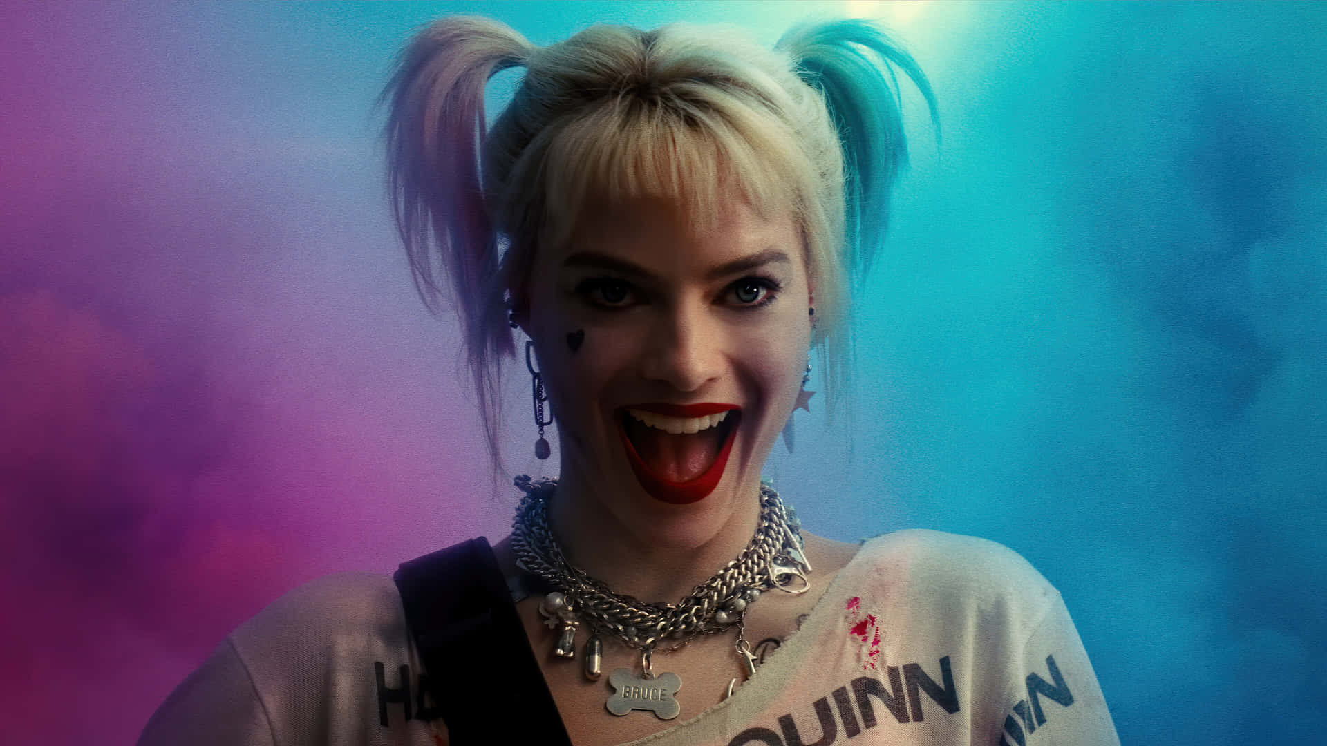 Margot Robbie Harley Quinn Smiling With Teeth Background