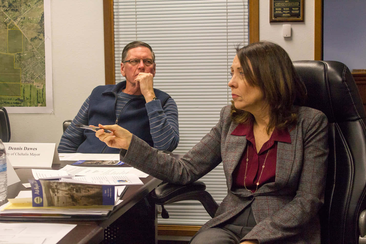 Maria Cantwell Pointing Pen Background