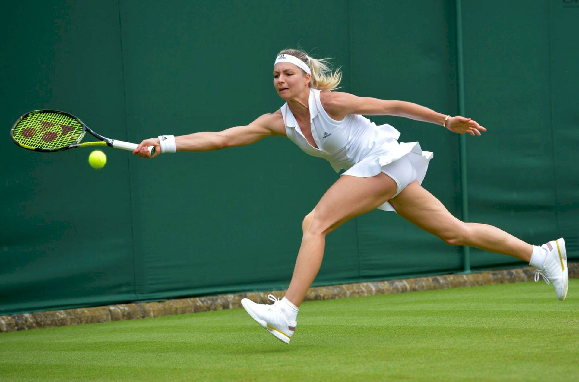 Maria Kirilenko Chasing After The Ball Background