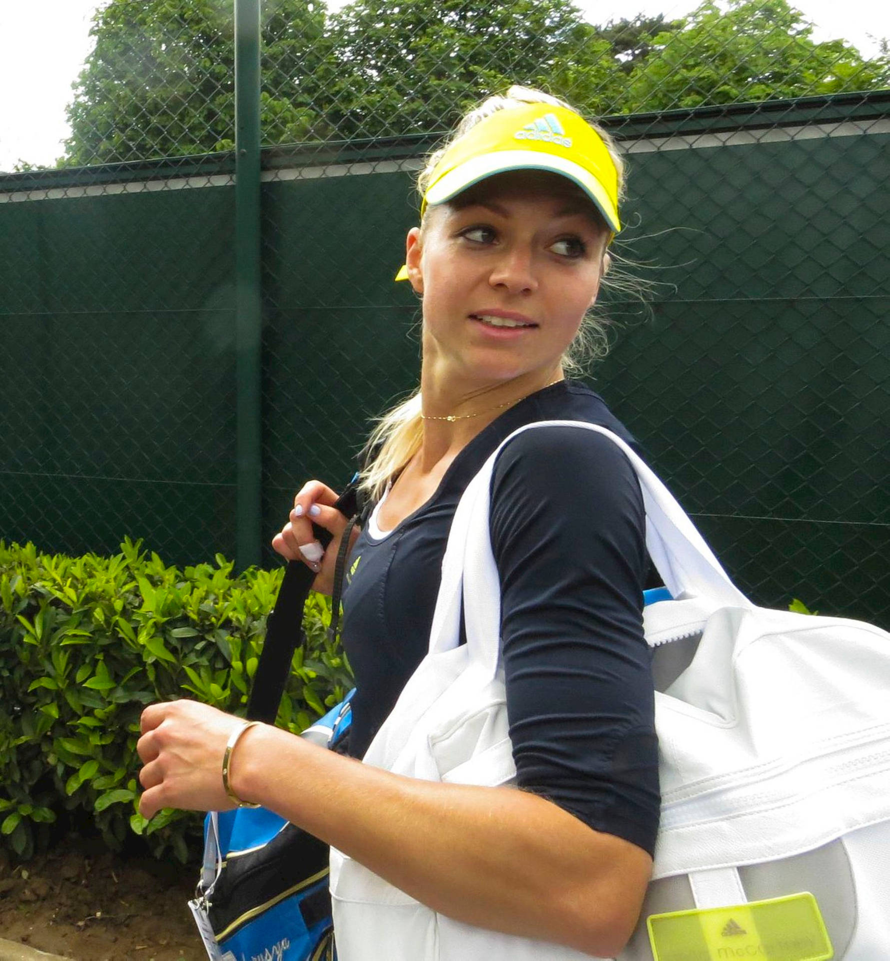 Maria Kirilenko Looking Back Background