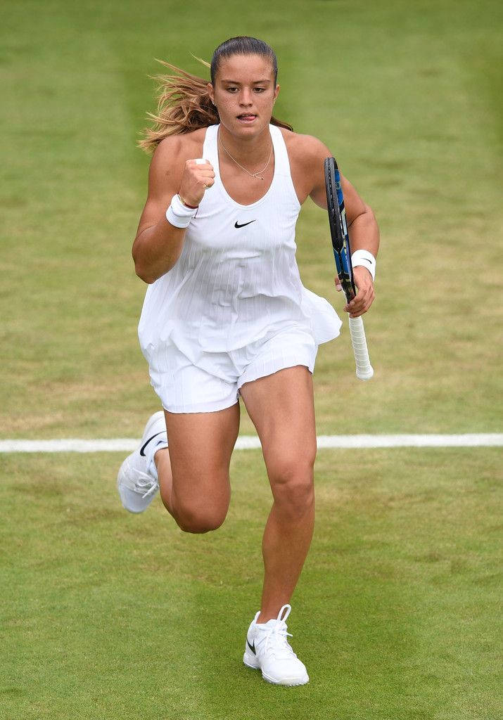 Maria Sakkari Running On The Court Background