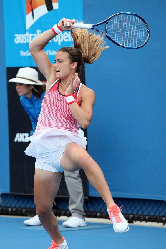 Maria Sakkari, Serving Dynamism On The Tennis Court Background