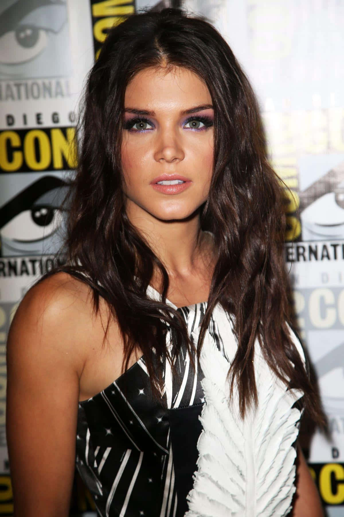 Marie Avgeropoulos Comic Con Event Background