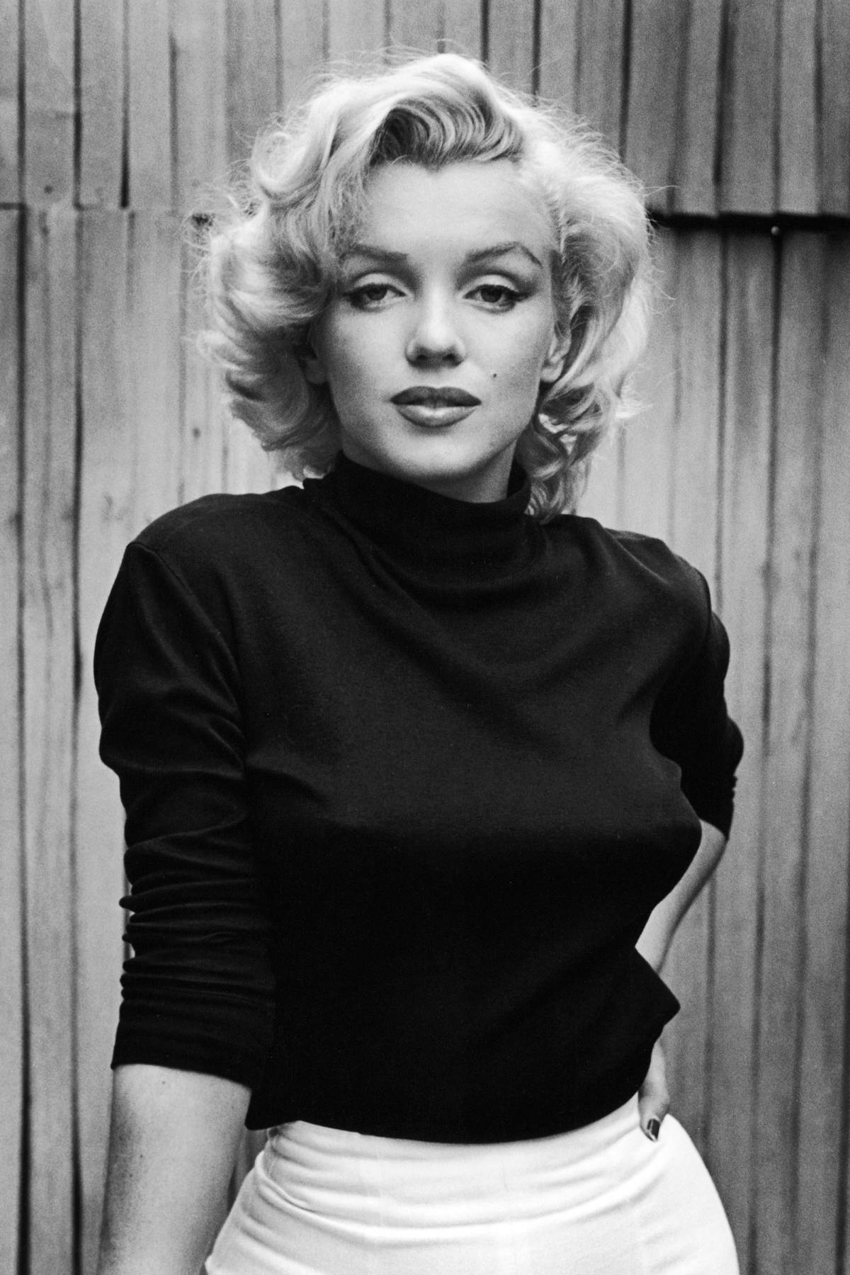 Marilyn Monroe Arm On Waist Background