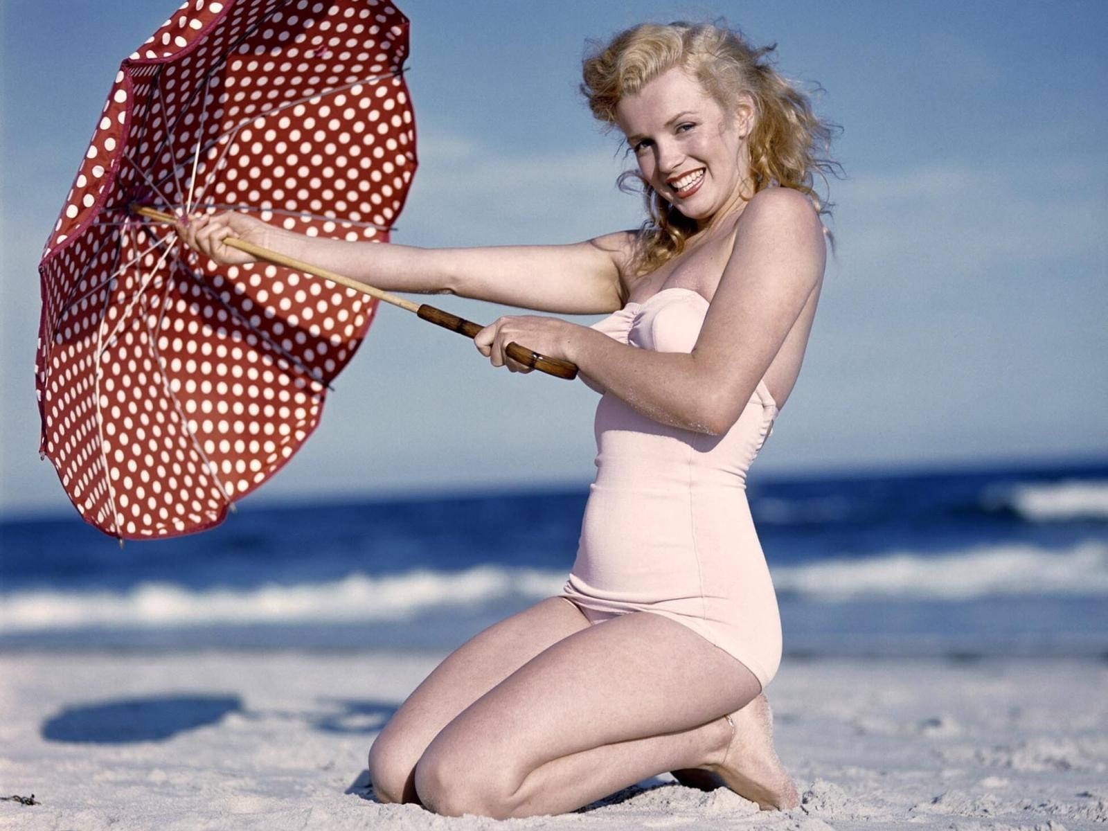 Marilyn Monroe At The Beach Background