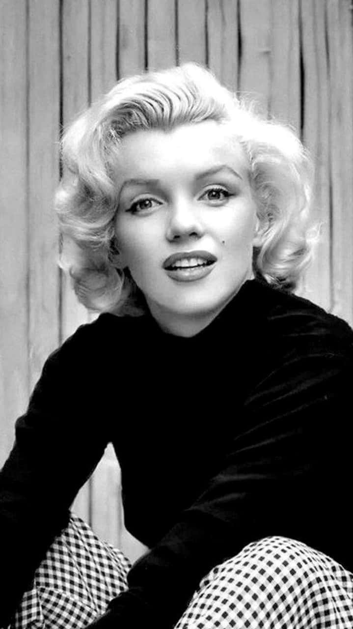 Marilyn Monroe In Glamorous Pose With Her Cellular Phone Background