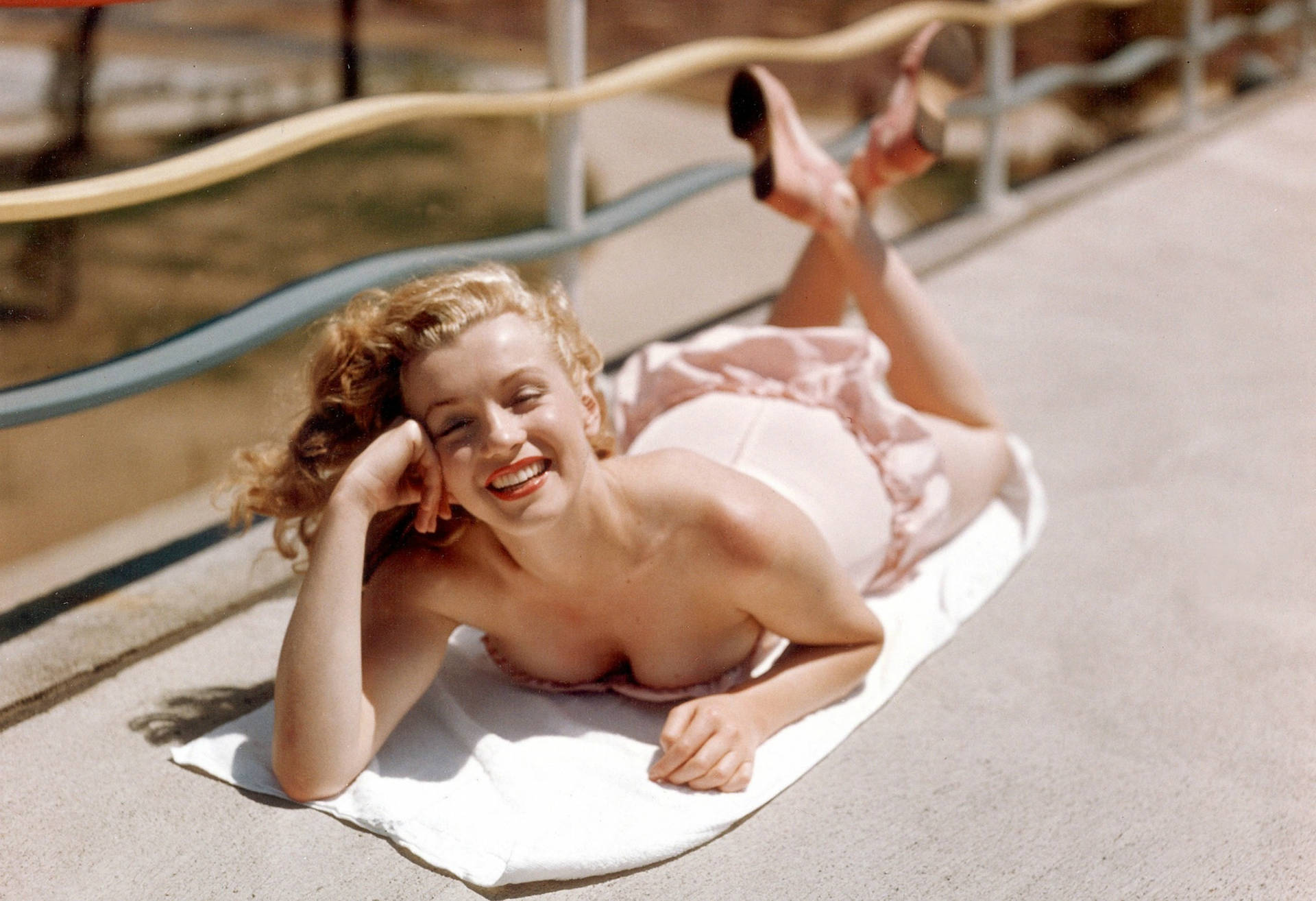 Marilyn Monroe Lying Under Sun Background