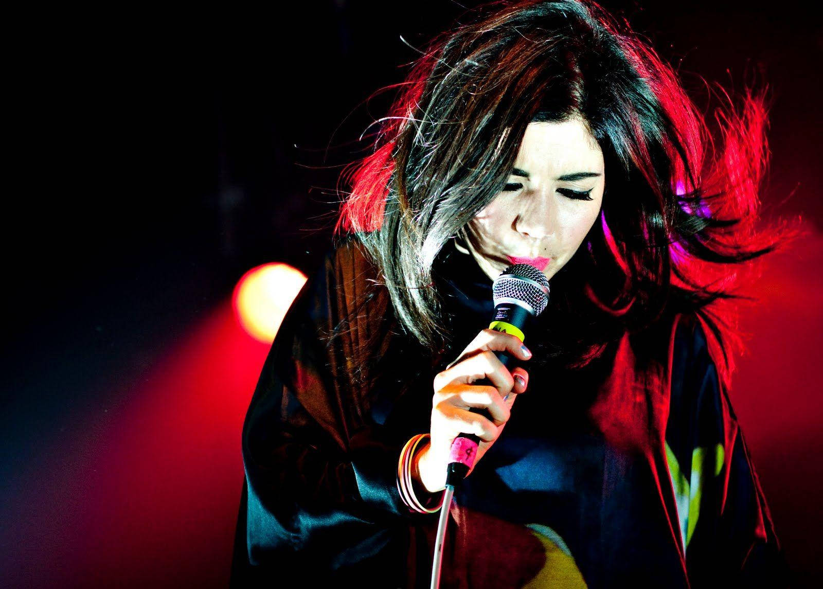 Marina And The Diamonds Live Performance. Background