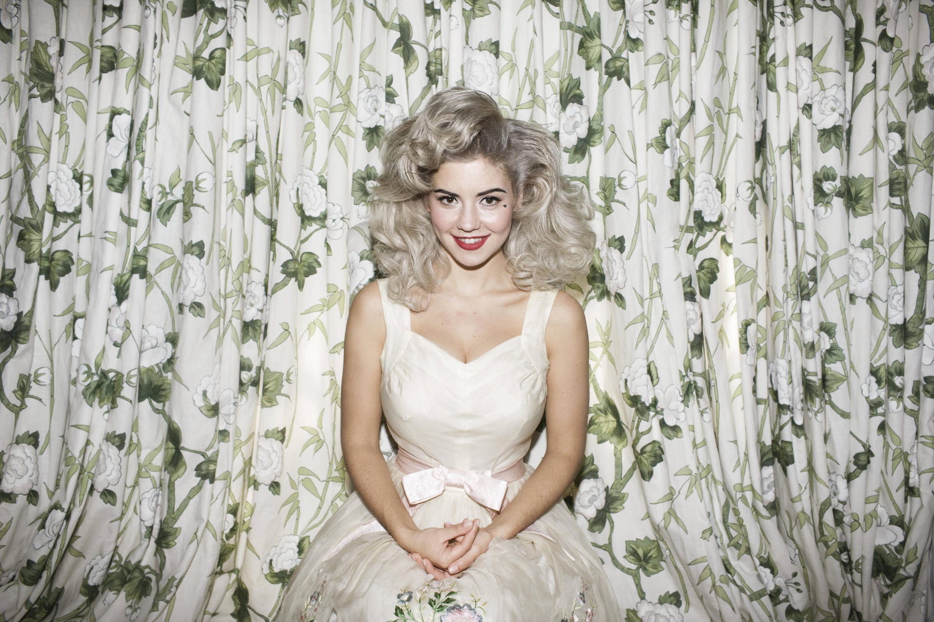 Marina And The Diamonds Showcasing Her Stunning Blonde Look. Background