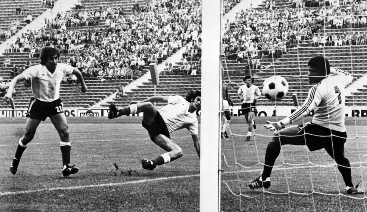 Mario Kempes, Argentine Footballing Legend Background