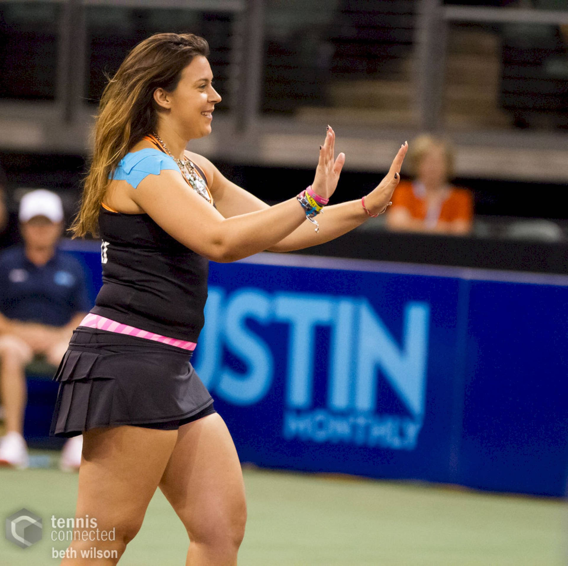 Marion Bartoli Acknowledges Her Fans Background