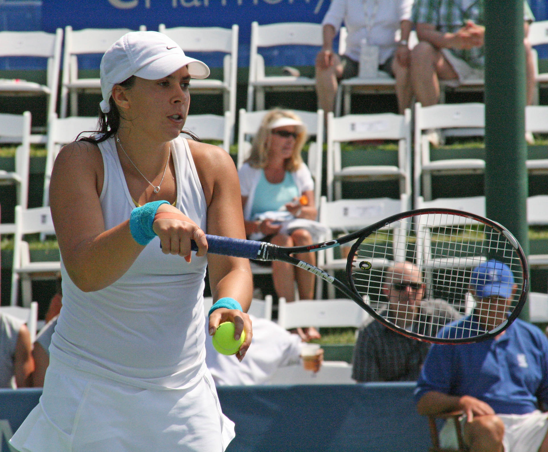 Marion Bartoli To Serve Background