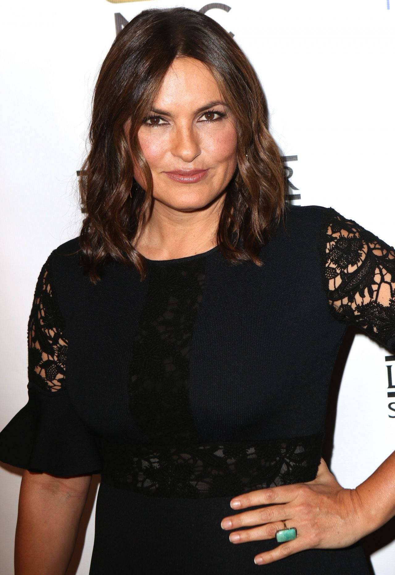 Mariska Hargitay Black Dress Pose Tv Guide 2017