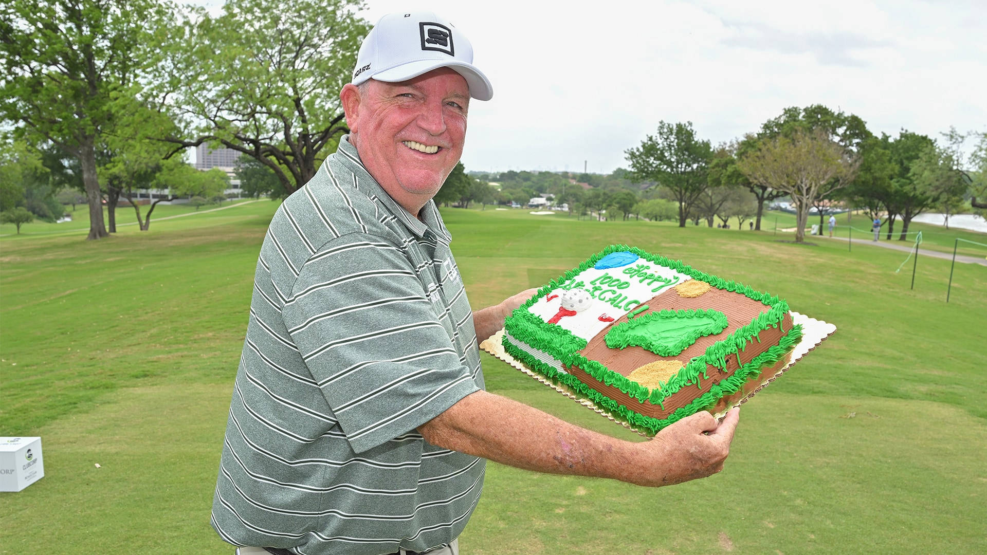 Mark Calcavecchia Celebrating With A Cake Background