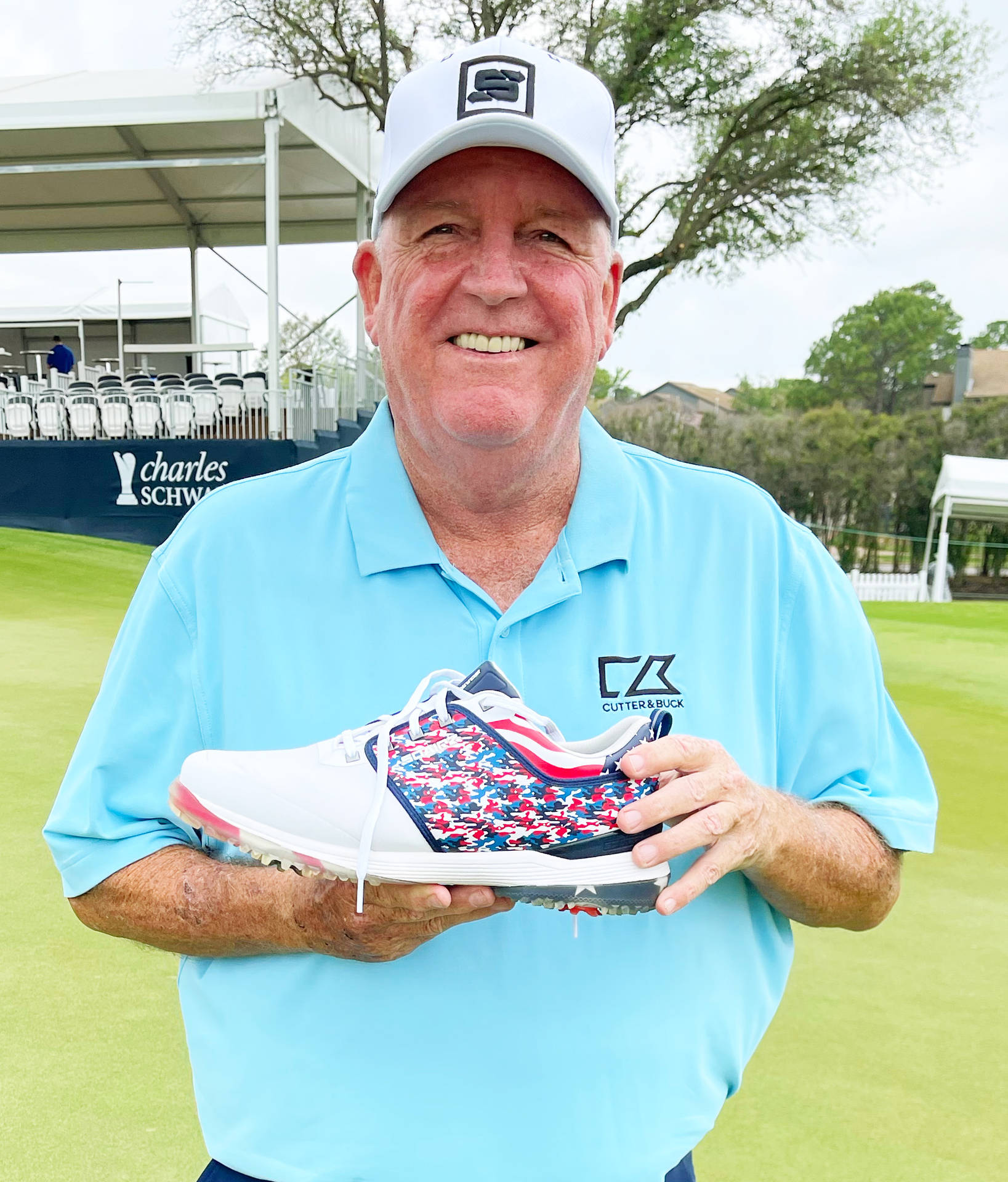 Mark Calcavecchia Holding A Shoe Background